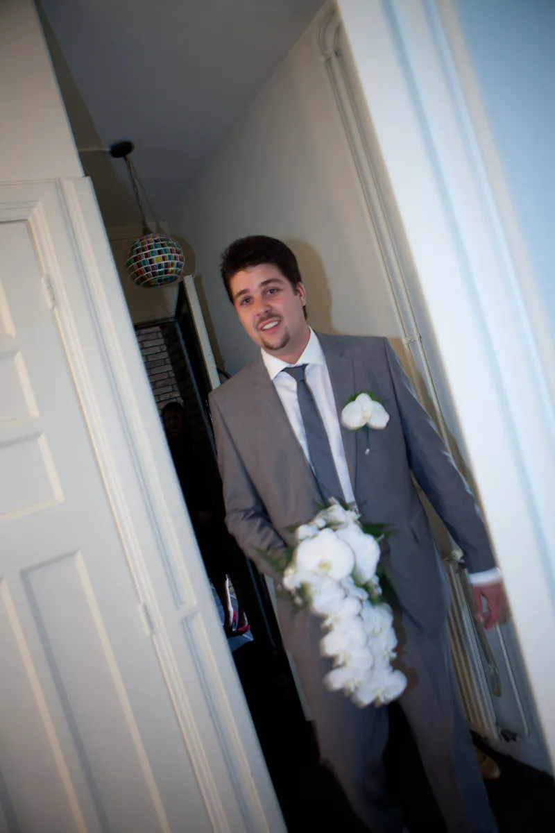 Ivan komt binnen met een witte bos bloemen