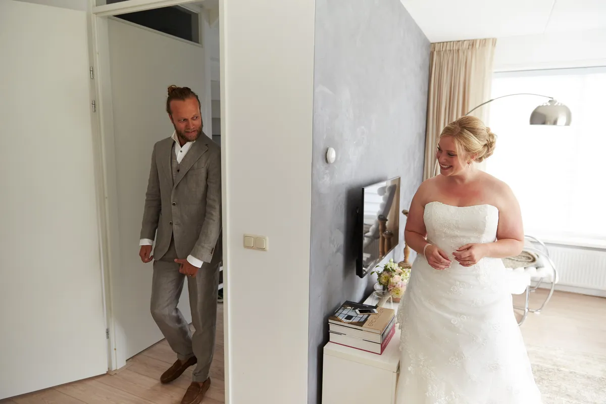 Rogier in de deuropening, Akke ziet hem voor het eerst