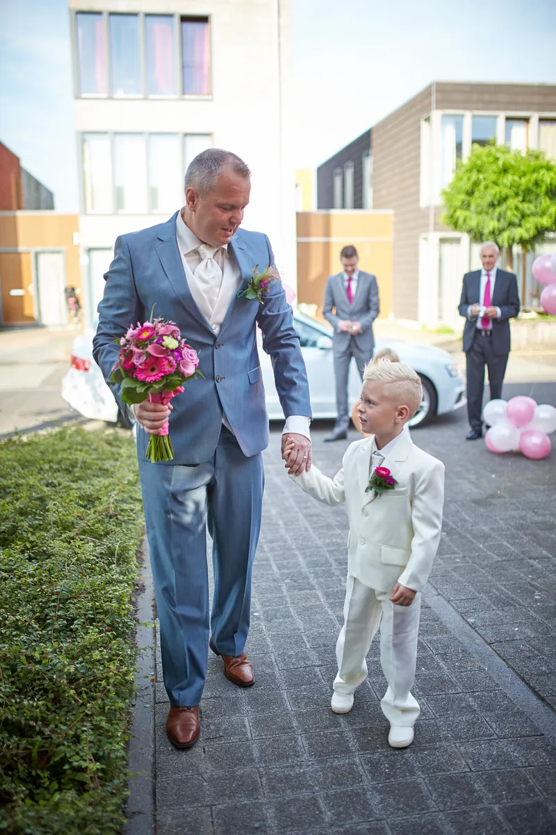 Eric loopt hand in hand met hun zoontje naar de deur