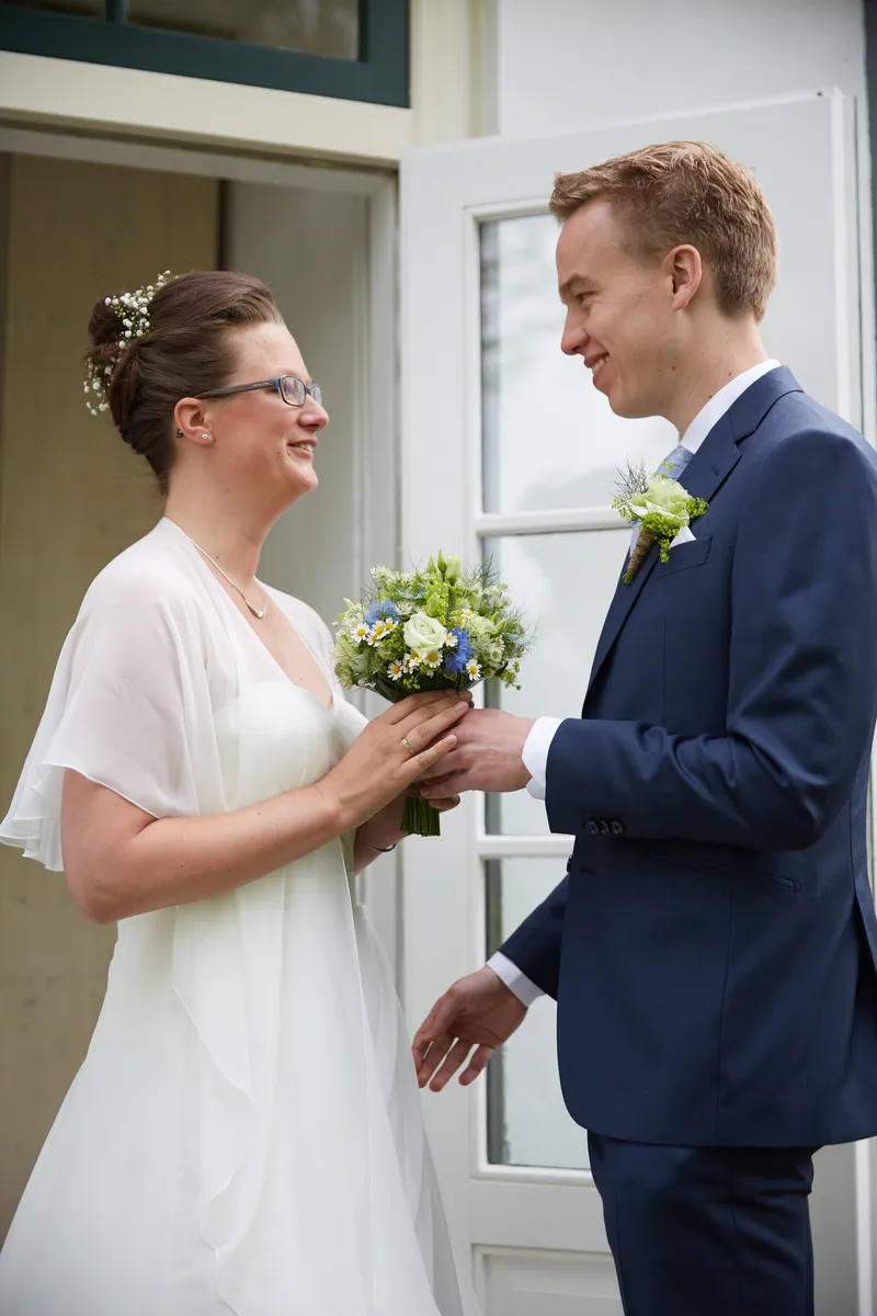 Marjolein en Coen zien elkaar voor het eerst bij de deur van de boerderij