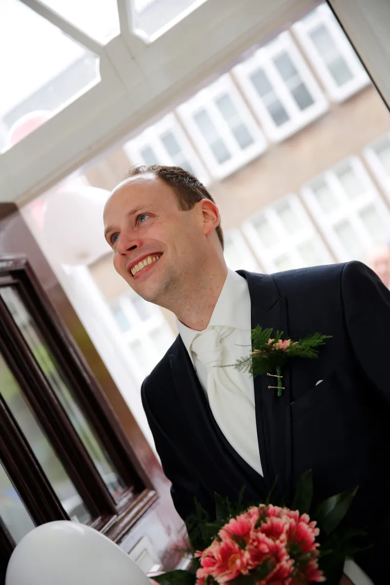 Wessel lacht met het boeket in zijn hand