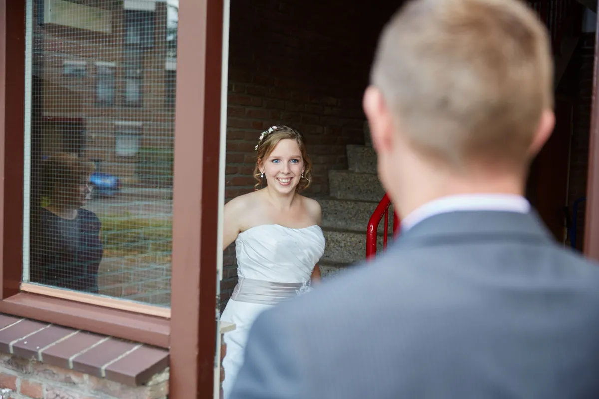 Tim ziet Linsey door de deur aankomen