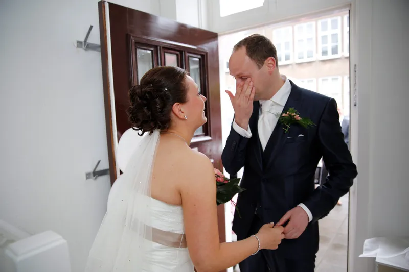 Tessa en Wessel zien elkaar bij de deur