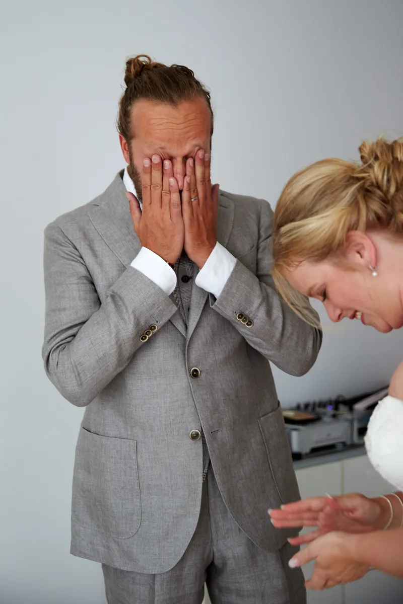 Rogier slaat zijn handen voor zijn gezicht, Akke lacht