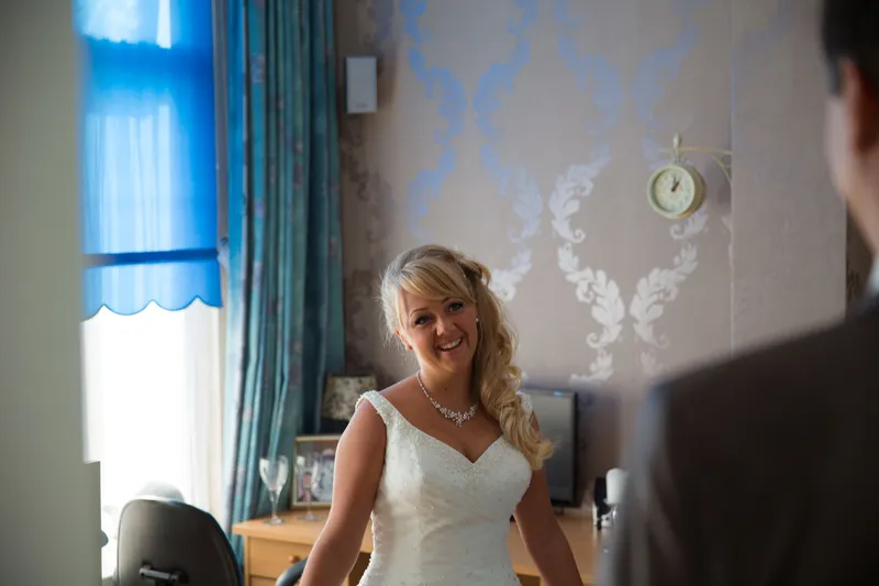 Linda lacht naar Alex in de kamer