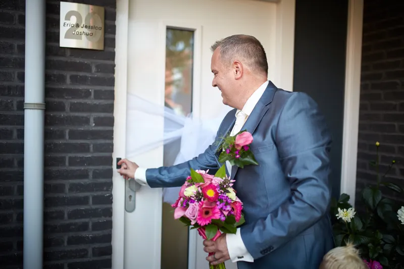 Eric staat in de voordeur