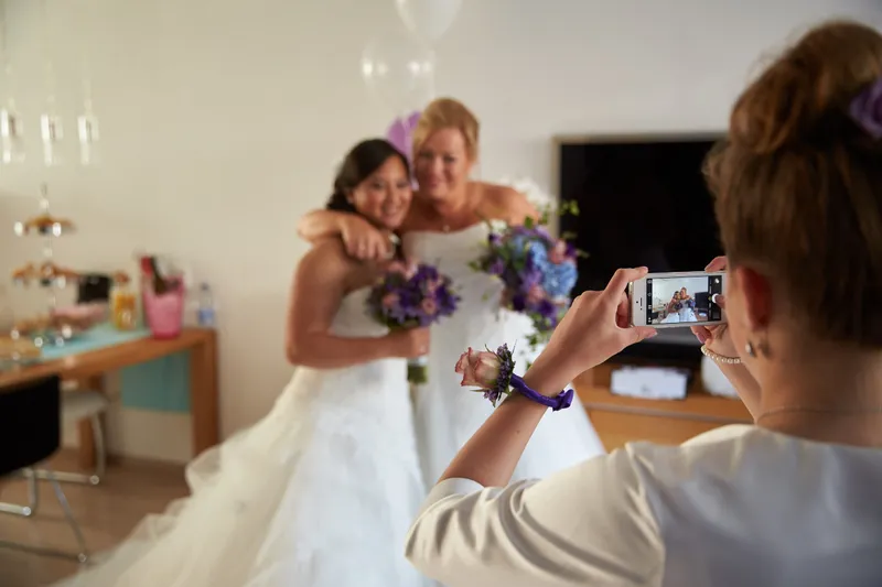 Prunella en Cora worden gefotografeerd door een gast