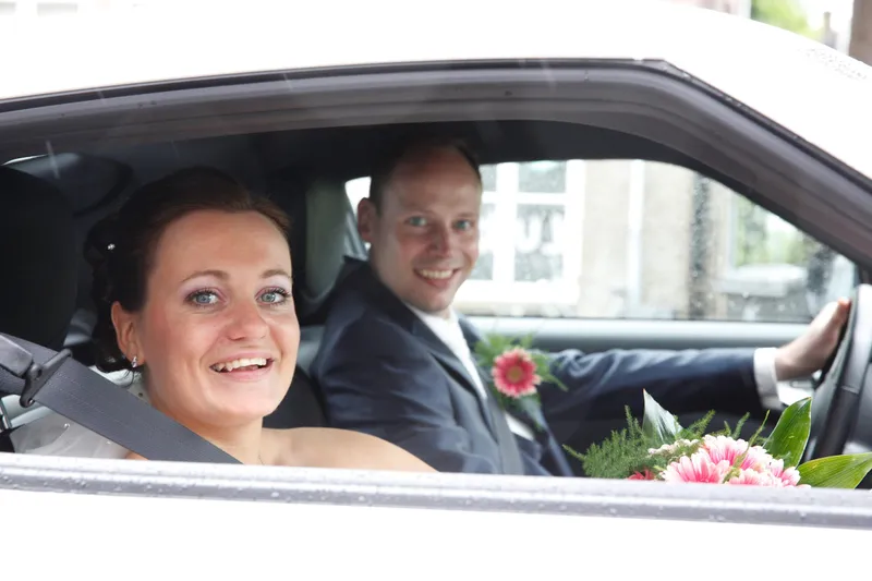 Tessa en Wessel samen in de auto
