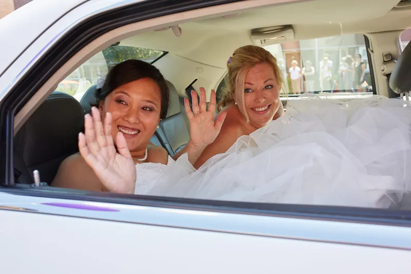 Prunella en Cora zwaaien vanuit de auto