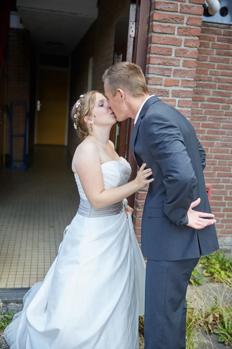 Linsey en Tim kussen bij de voordeur