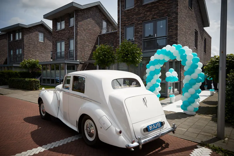 De witte oldtimer voor de ballonnenboog