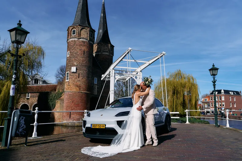 Danitsja en Brian bij de Oostpoort in Delft, met de witte ophaalbrug