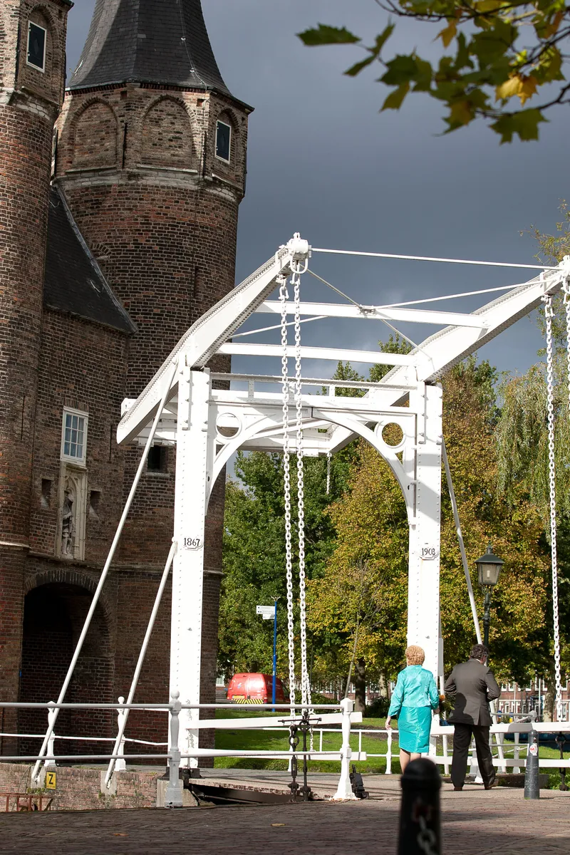 Erica en Rob bij de witte ophaalbrug, de Oostpoort achter hen