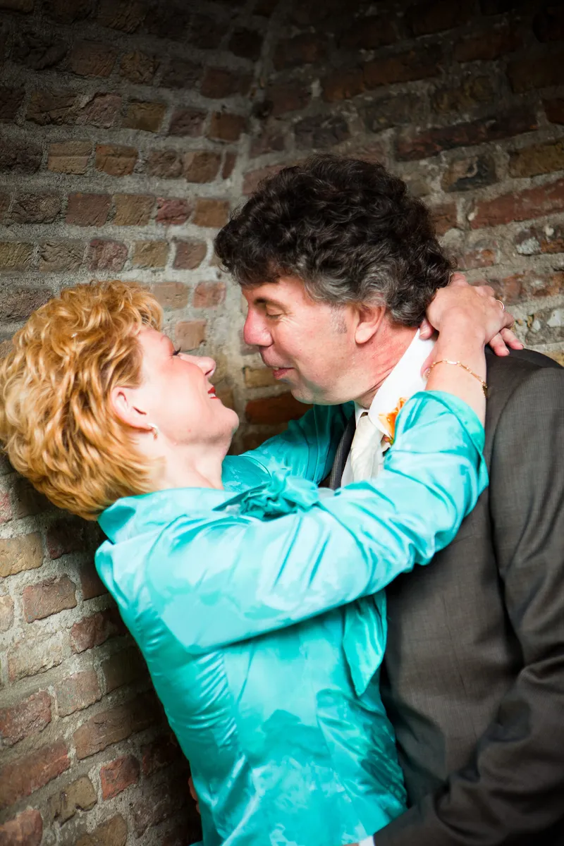 Erica en Rob tegen de bakstenen muur van de Oostpoort