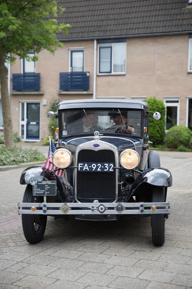 De zwarte oldtimer voor het huis