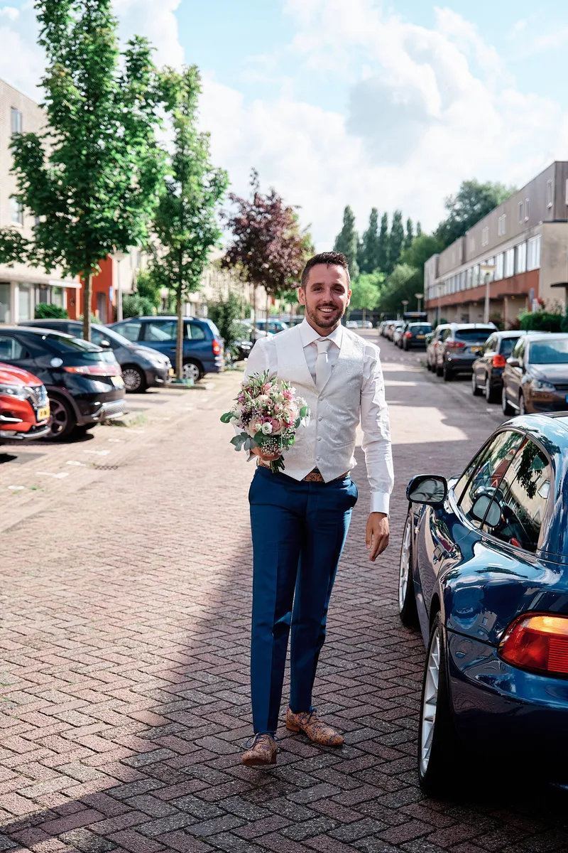 Jeroen loopt met het boeket over straat naar het huis van Tessa