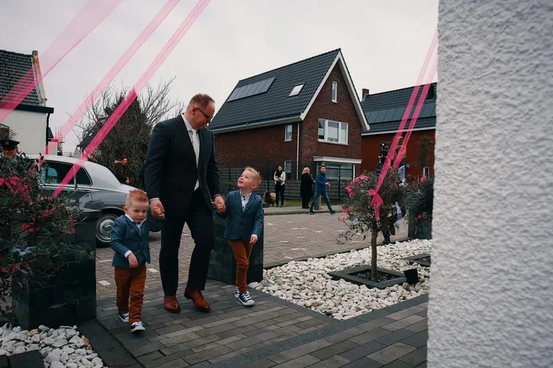 Sander loopt met hun twee zoons naar het huis