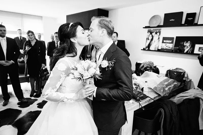 Kimberley en Mike kussen in de woonkamer
