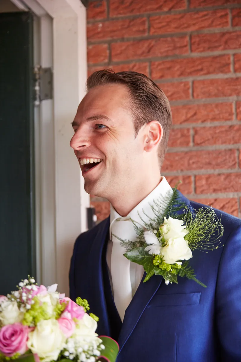 Ron wacht lachend bij de deur