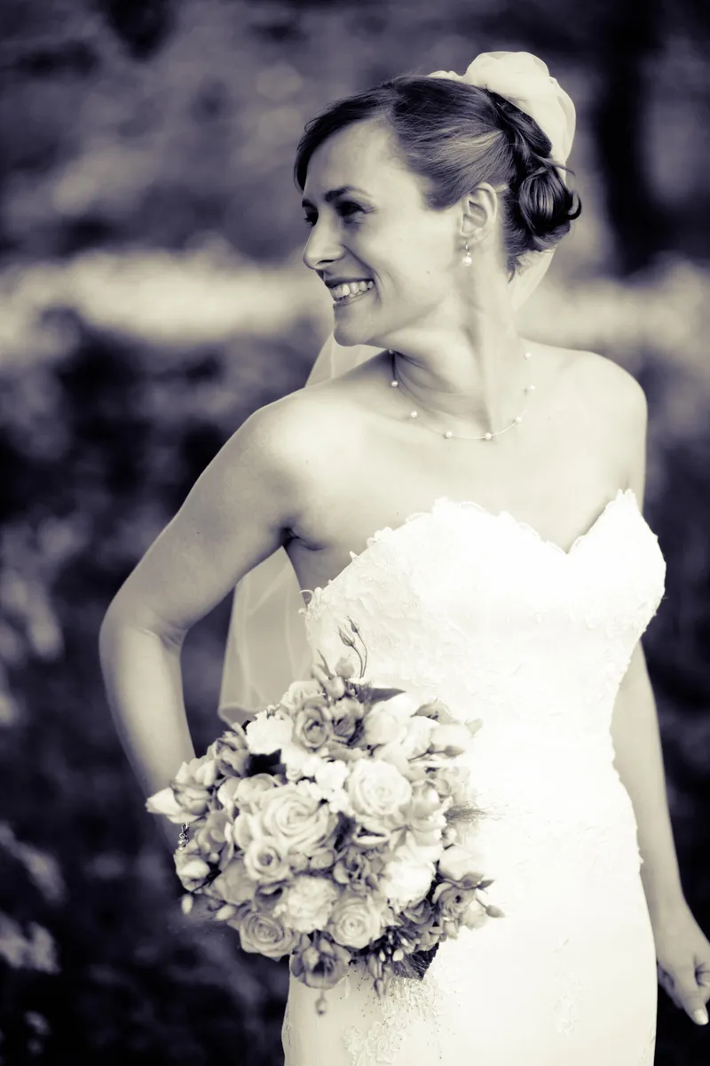 Liza met haar boeket, zwart-wit