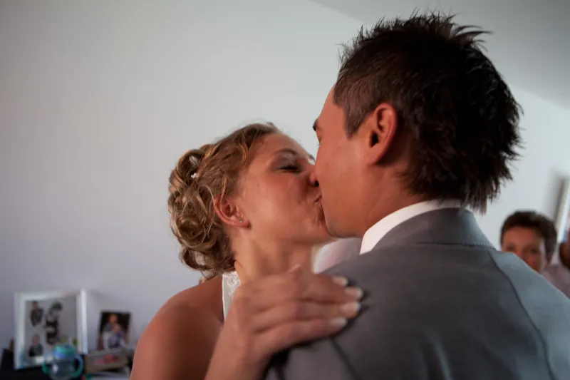 Rebecca en Dennis kussen elkaar in de woonkamer