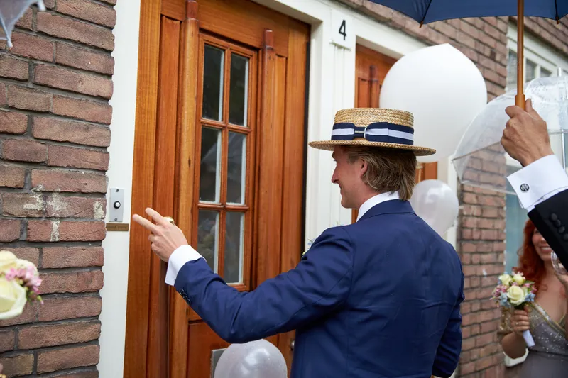 Wouter belt aan bij de voordeur met ballonnen