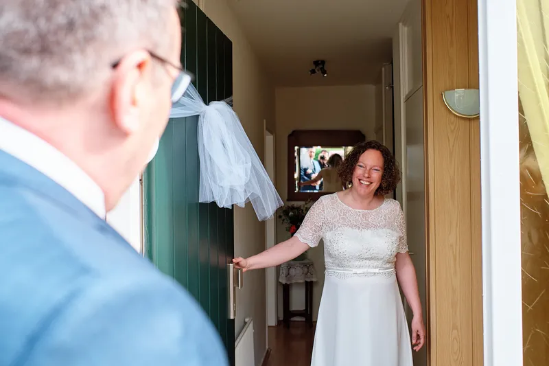 Janneke doet de deur open