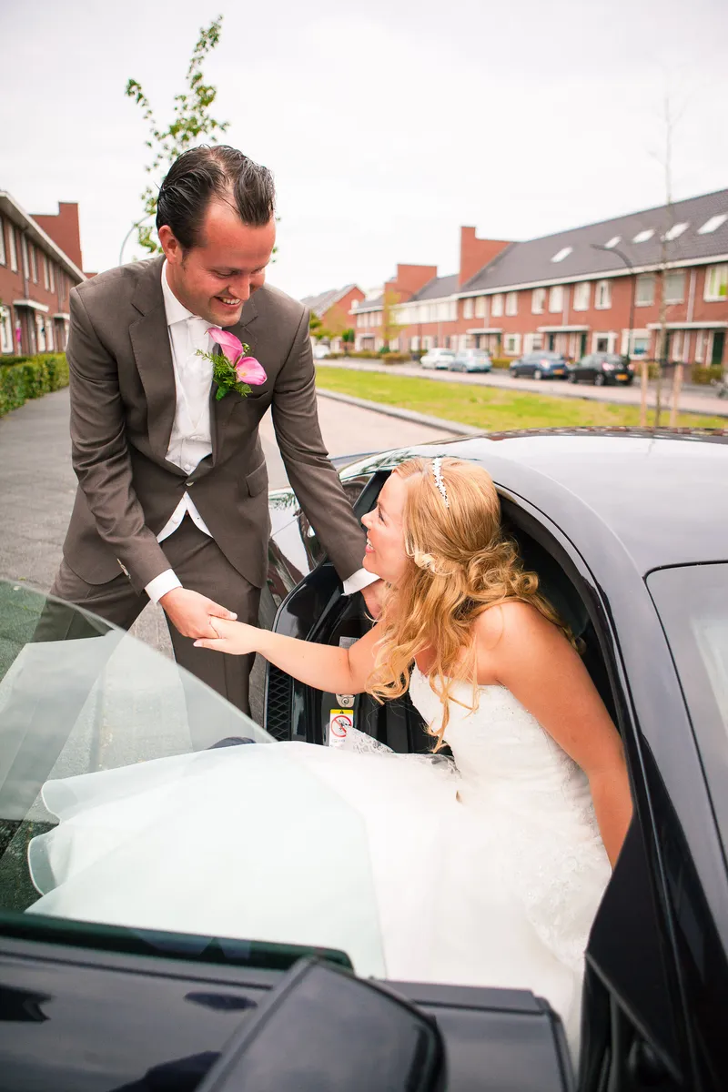 Jan-Willem helpt Esther met haar jurk in de Audi R8