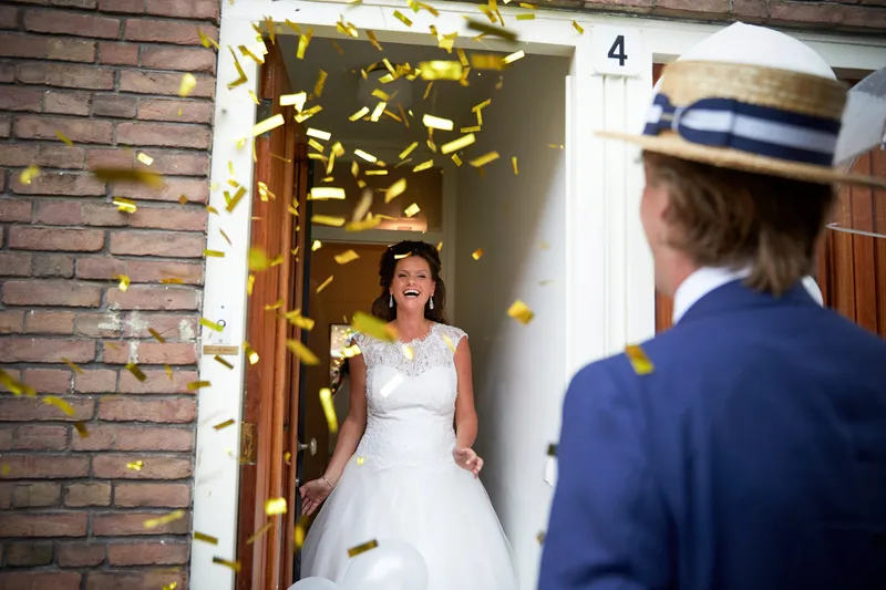 Rinkje komt naar buiten in een regen van confetti