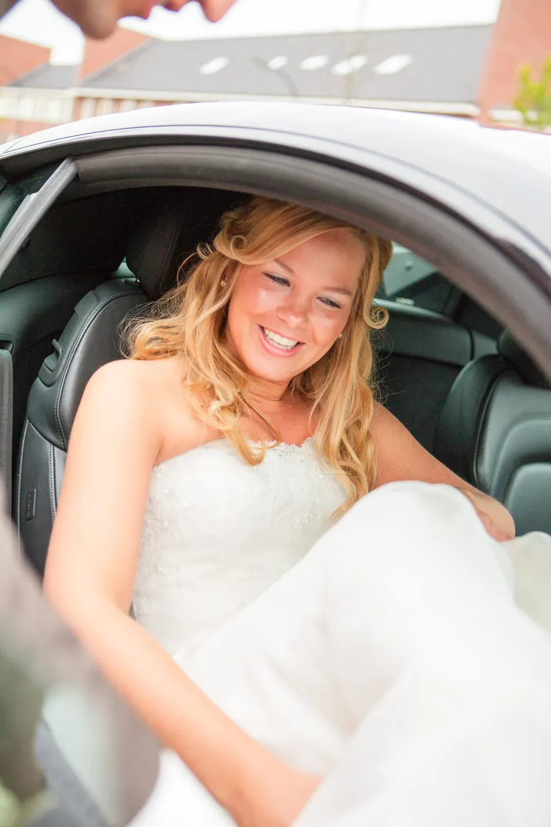 Esther lacht vanaf de passagiersstoel van de Audi R8