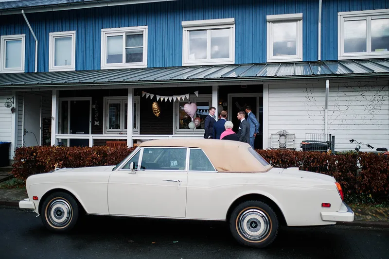 De witte Rolls-Royce voor het huis