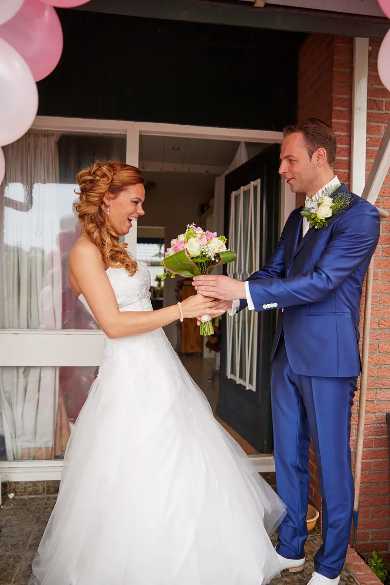 Ron geeft Trudy het boeket