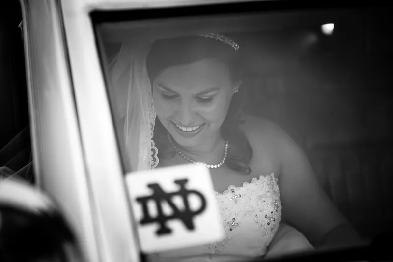 Annika kijkt uit het raam van de auto, in zwart-wit