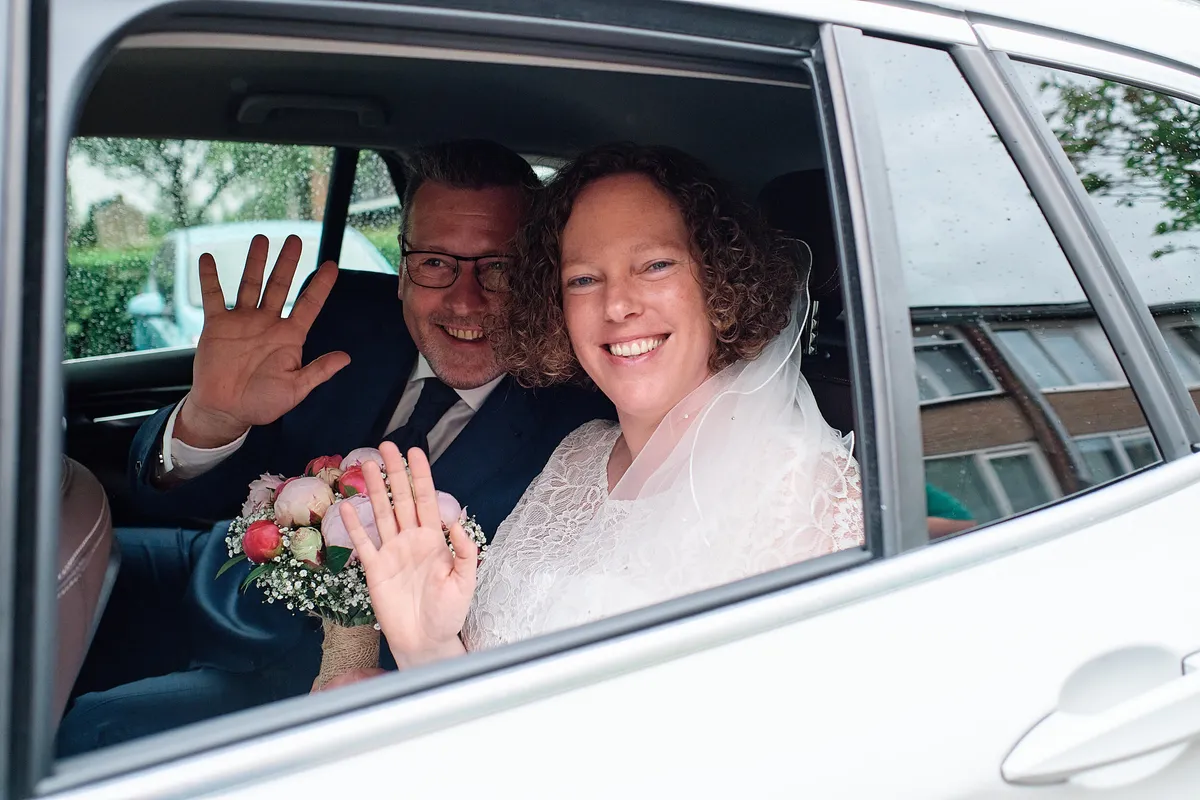 Jakob en Janneke zwaaien vanuit de auto