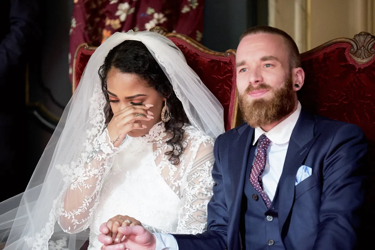 Jennifer veegt een traan weg tijdens de ceremonie