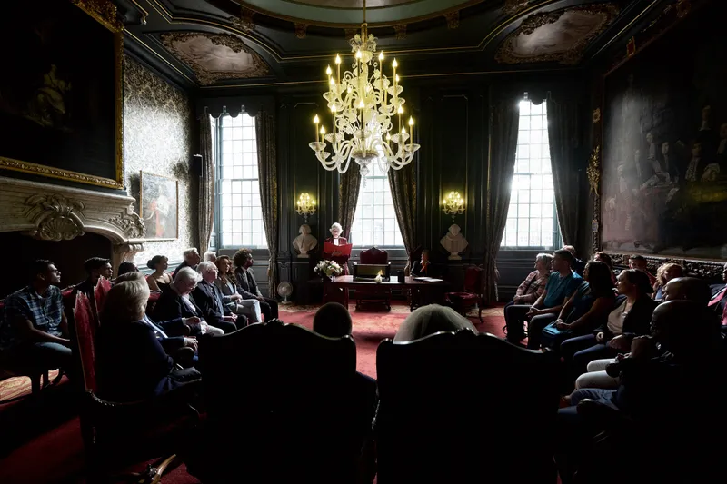 De trouwzaal van het oude stadhuis met de kroonluchter