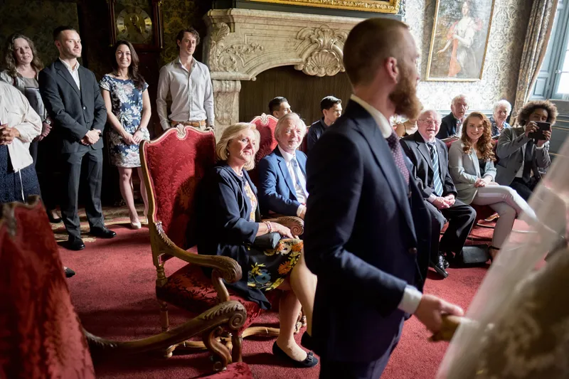 Frank tijdens de ceremonie, tussen de gasten
