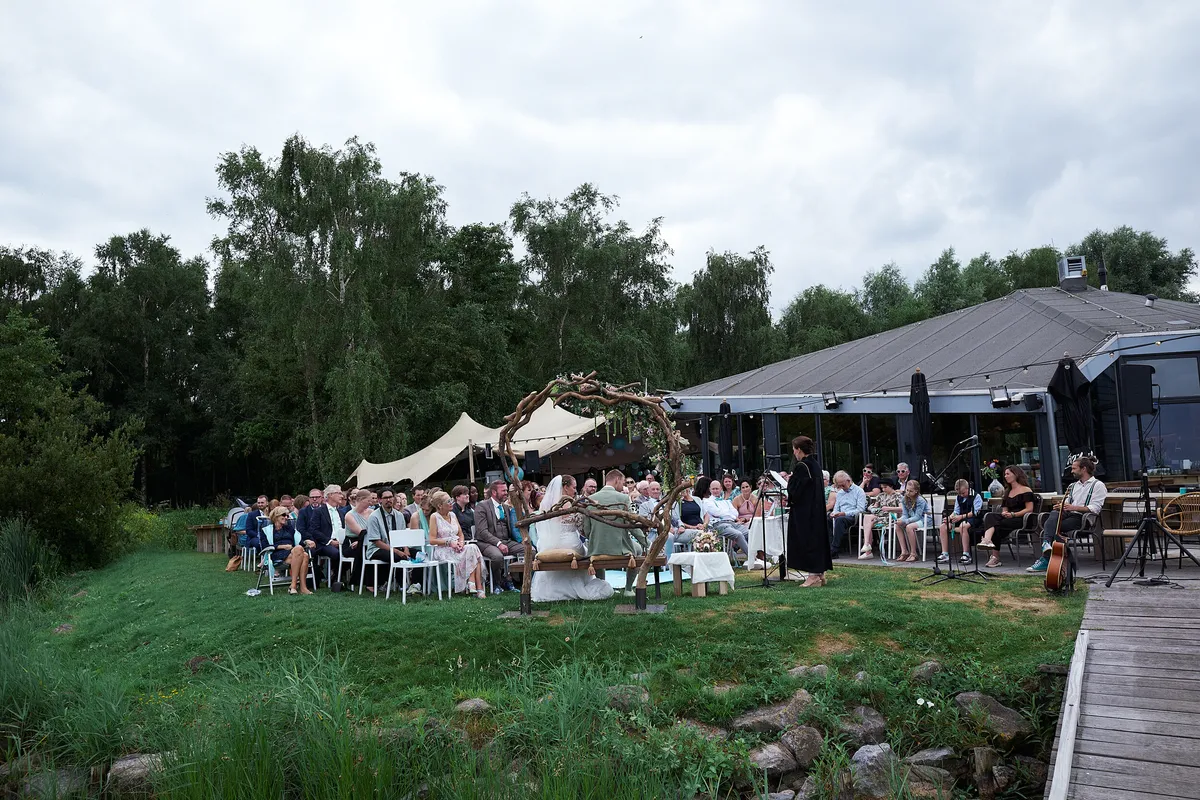 De ceremonie op het gras naast Paviljoen Twiske