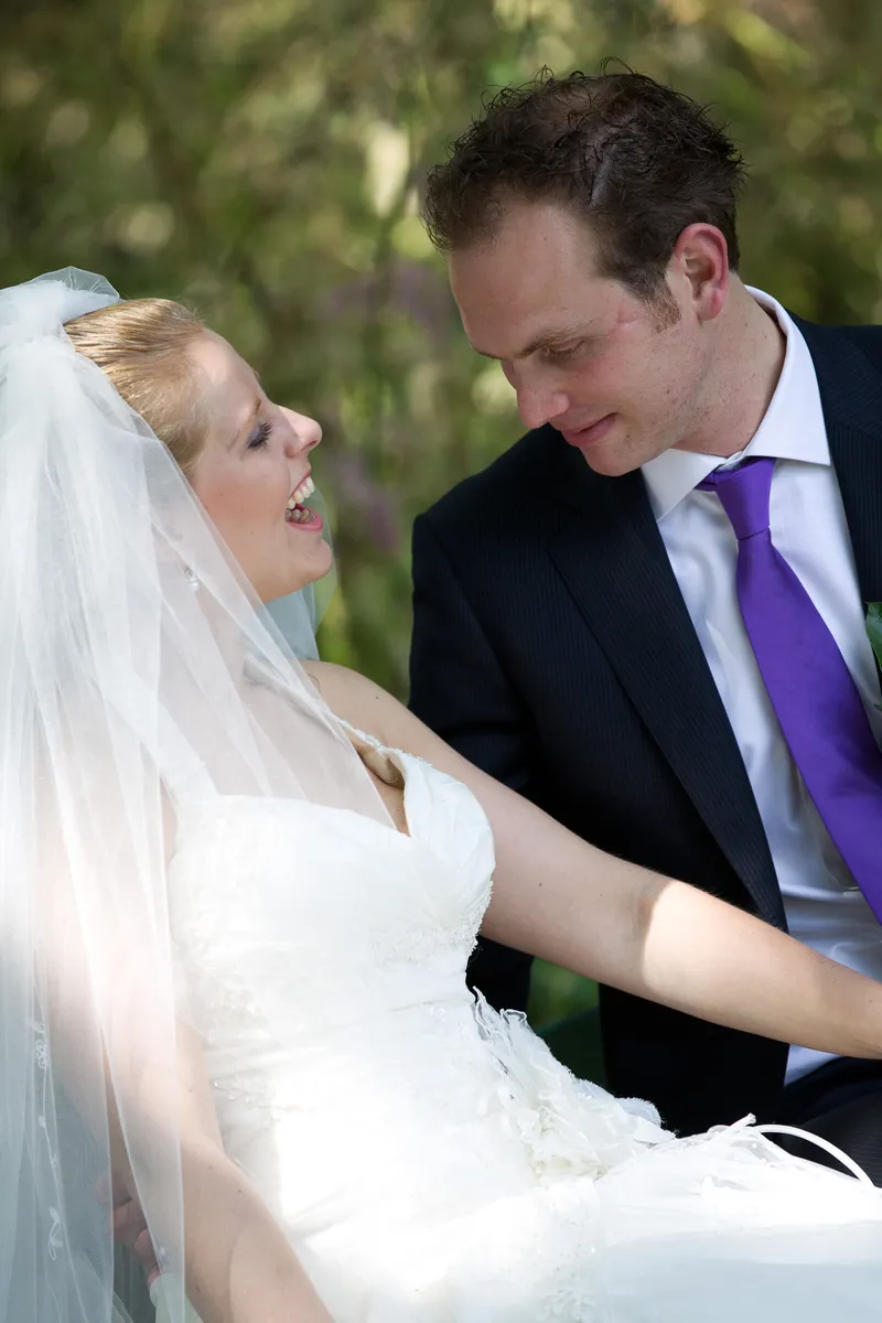 Bettiana lacht naar Laurens in het park