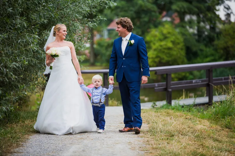 Liselotte en Matthijs lopen met hun zoontje over een pad in het park