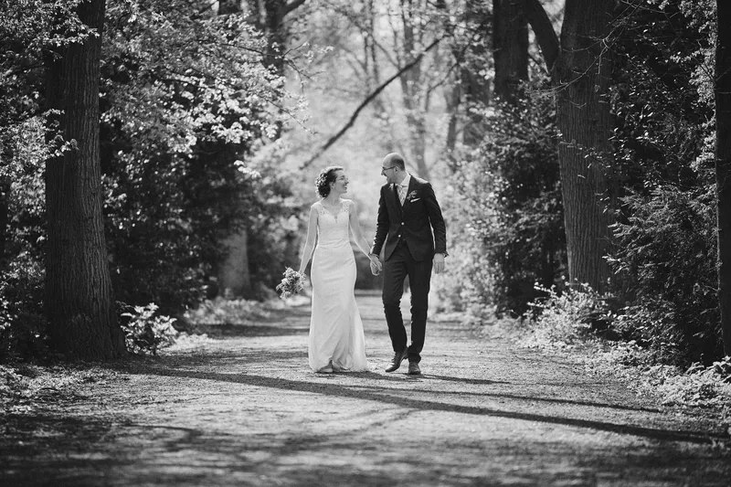Ilse en Robbert lopen hand in hand onder de bomen