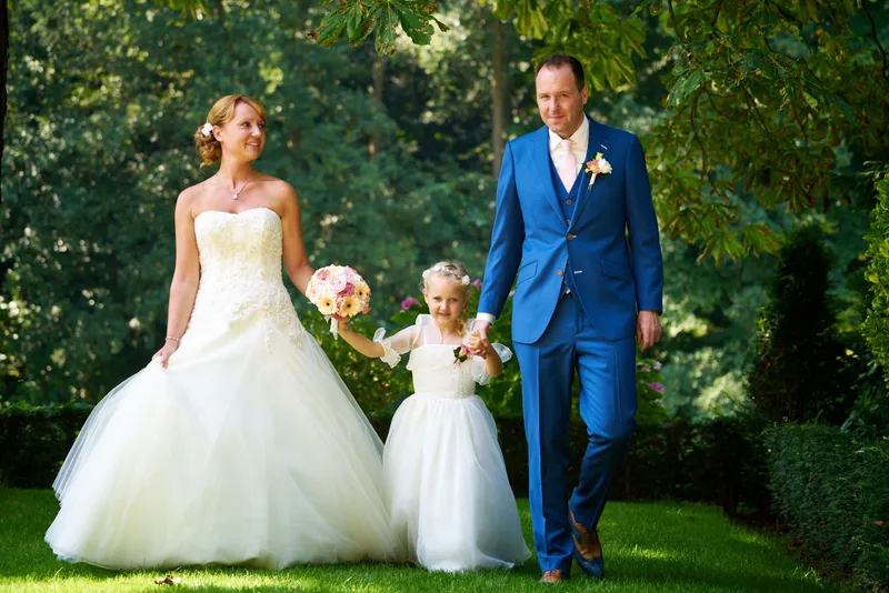 Herman en Margherita lopen met haar dochter over het gras