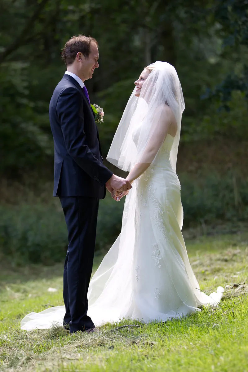 Laurens en Bettiana staan tegenover elkaar op het gras