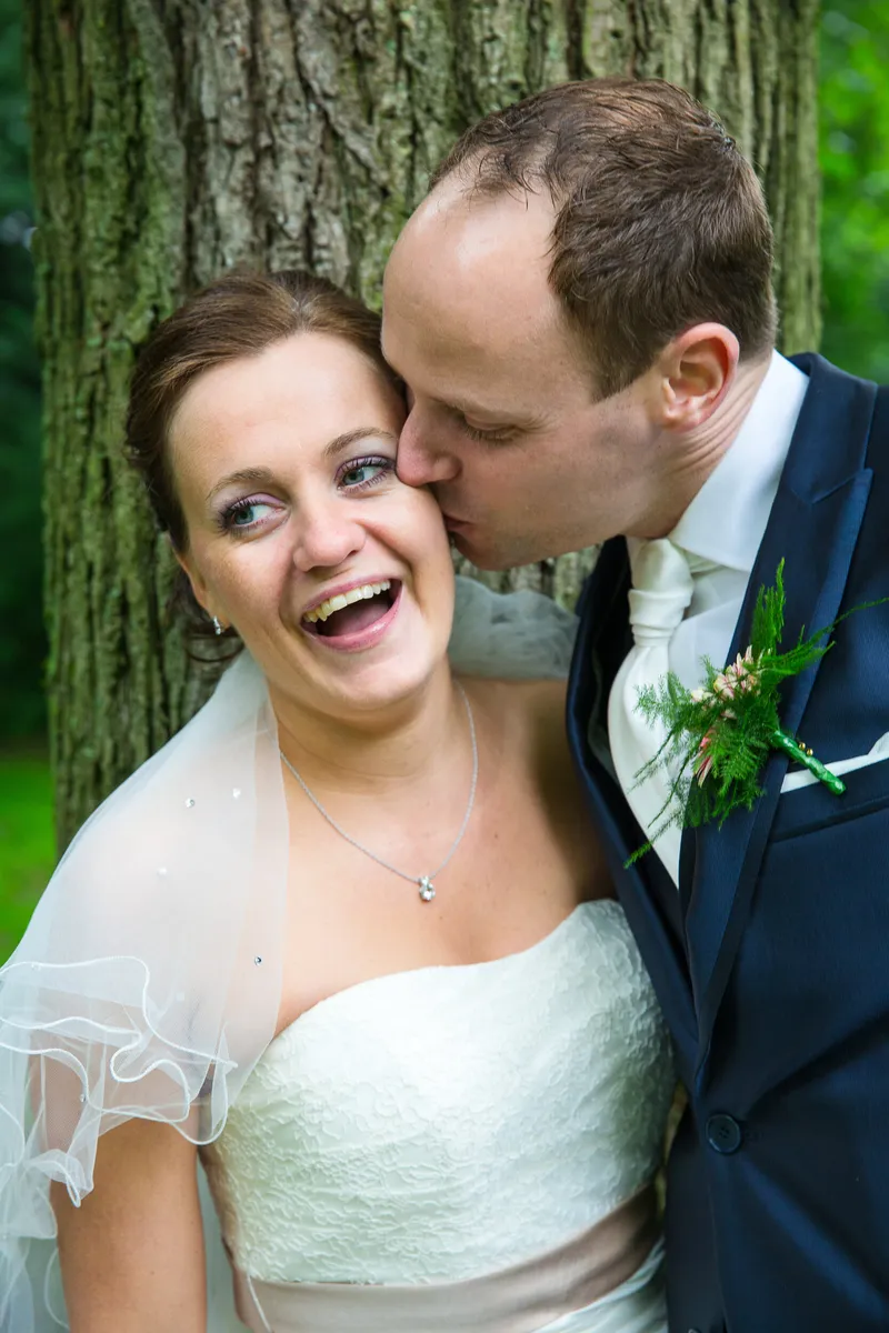 Wessel geeft Tessa een kus bij een boom