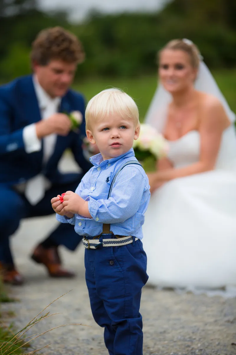 Hun zoontje staat voor Liselotte en Matthijs in het park