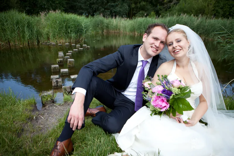 Laurens en Bettiana zitten in het gras aan het water