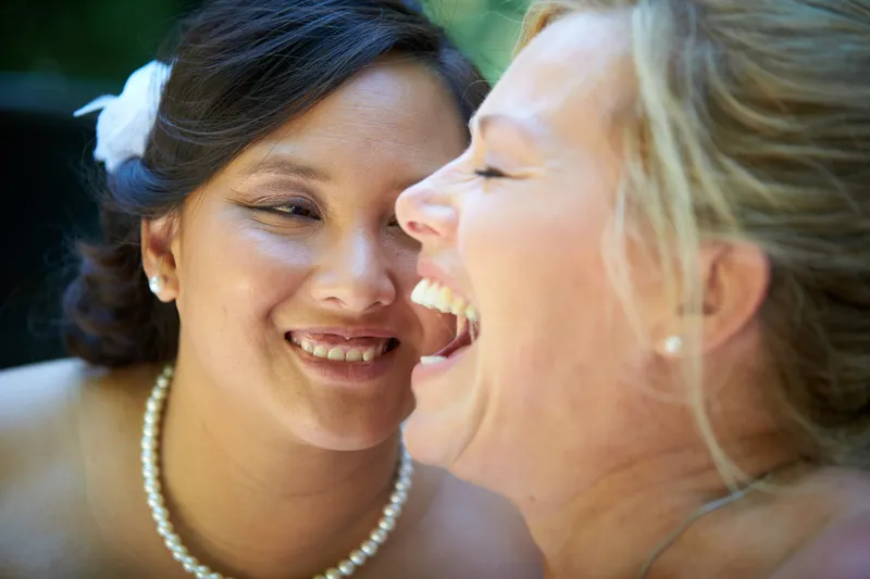 Prunella en Cora lachen samen