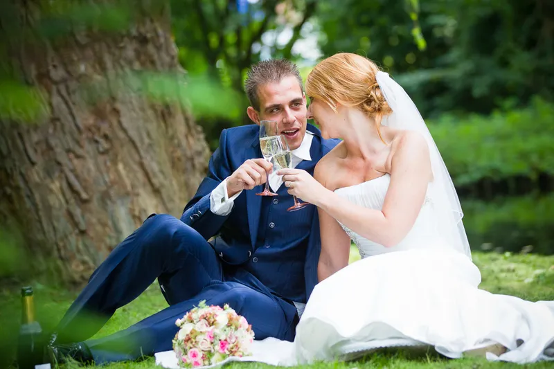 Jorike en Sebastiaan zitten in het gras aan het water