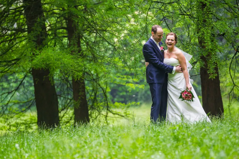 Tessa en Wessel tussen de bomen