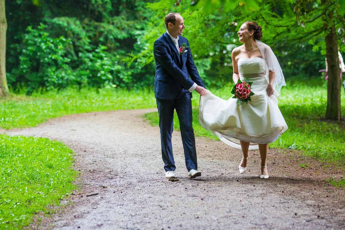 Tessa tilt haar jurk op en loopt met Wessel over het zandpad
